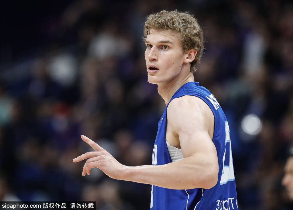 西装革履手提公文包的他看起来沉稳内敛，;马珂是一个华人，表现出华人的气质对我来说是一个很大挑战